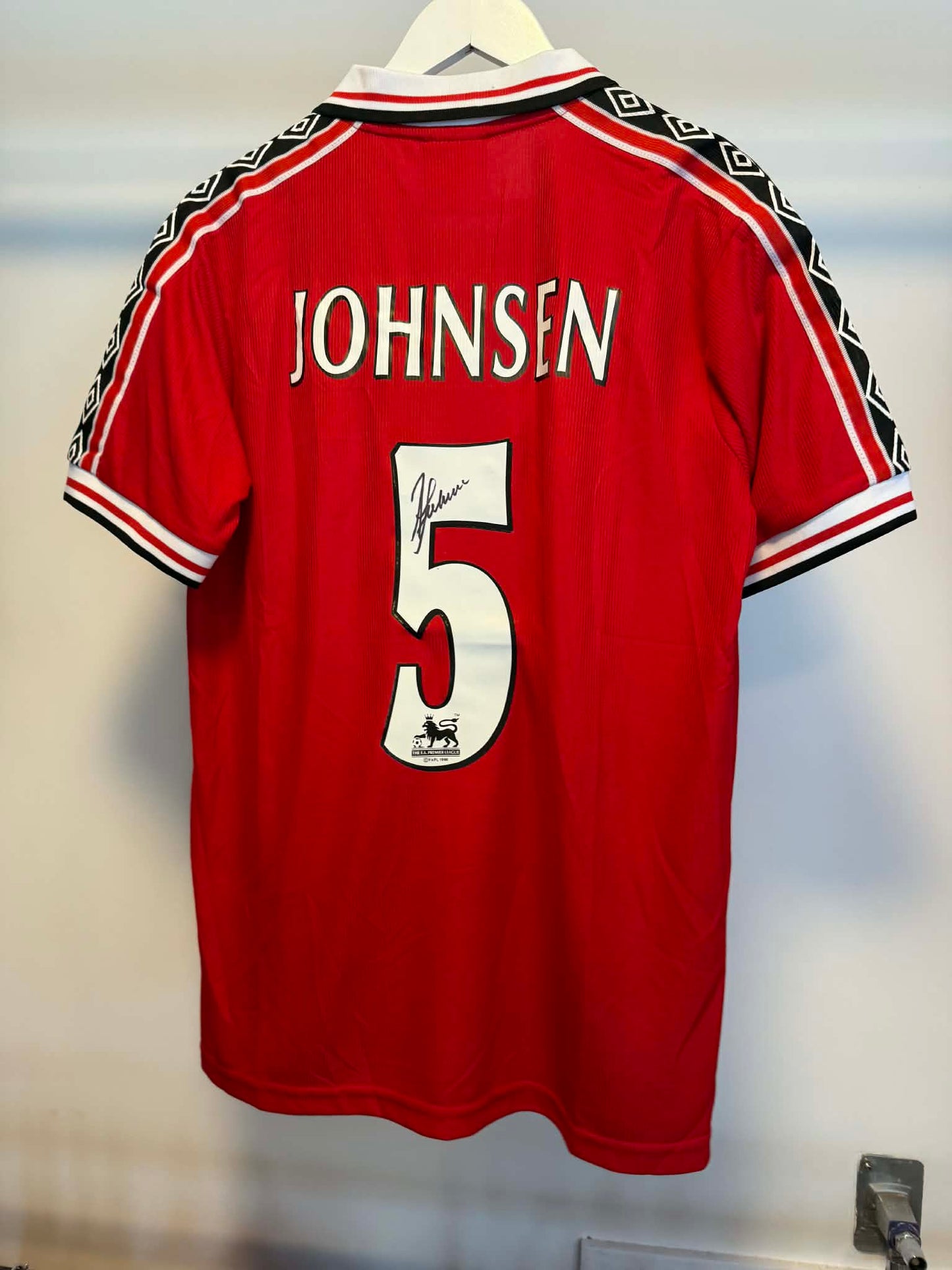 Drakt signert av Ronny Johnsen