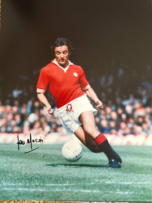 Signert av Lou Macari