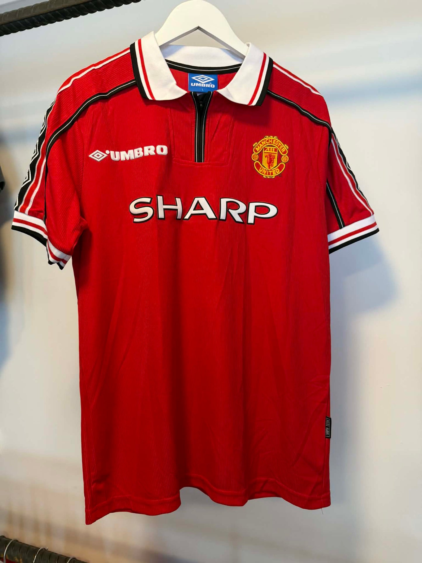 Drakt signert av Ronny Johnsen