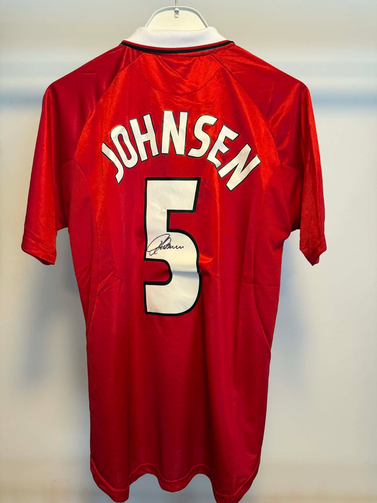 Drakt signert av Ronny Johnsen