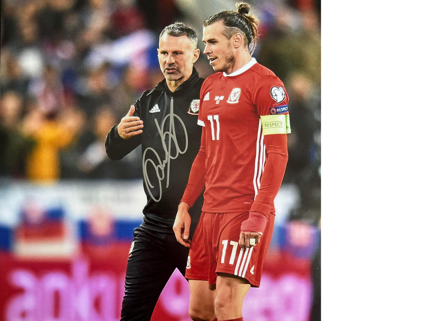 Giggs som trener i Wales - signert av Giggs