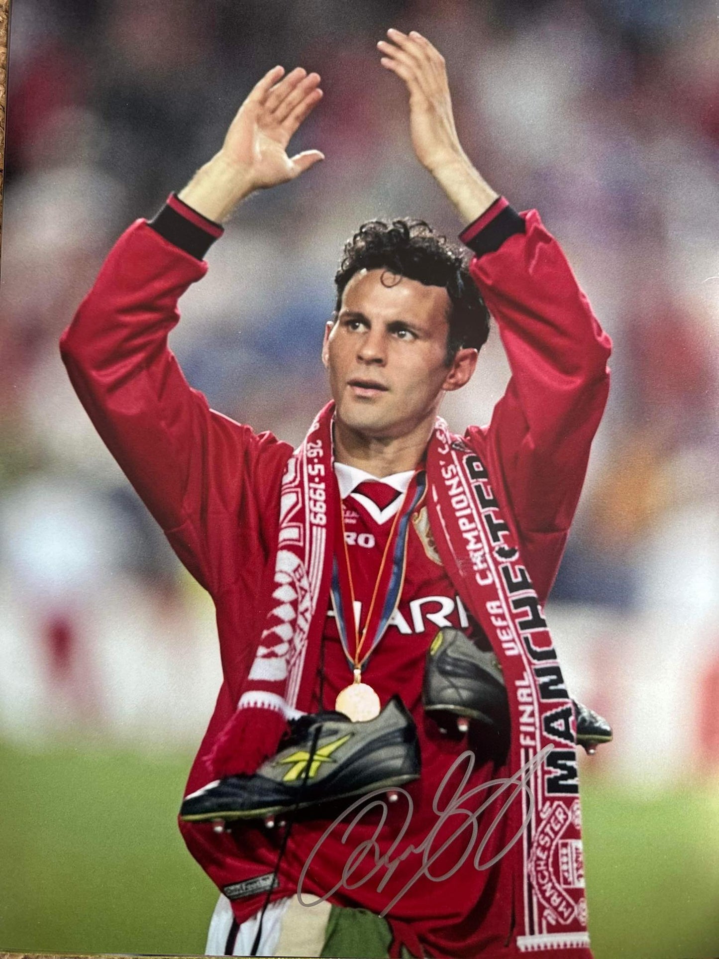 Giggs i finalen i 1999 - Signert av Giggs