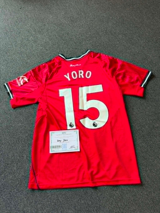 Drakt, signert av Leny Yoro